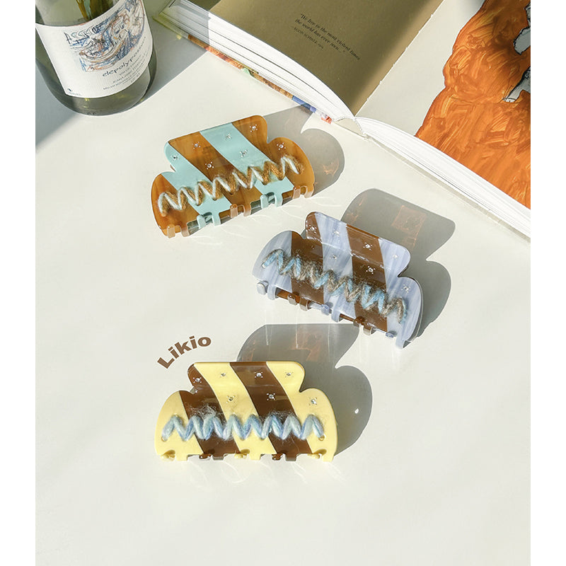 Wishing Under the Starry Night Yarn Doodle Hair Claw