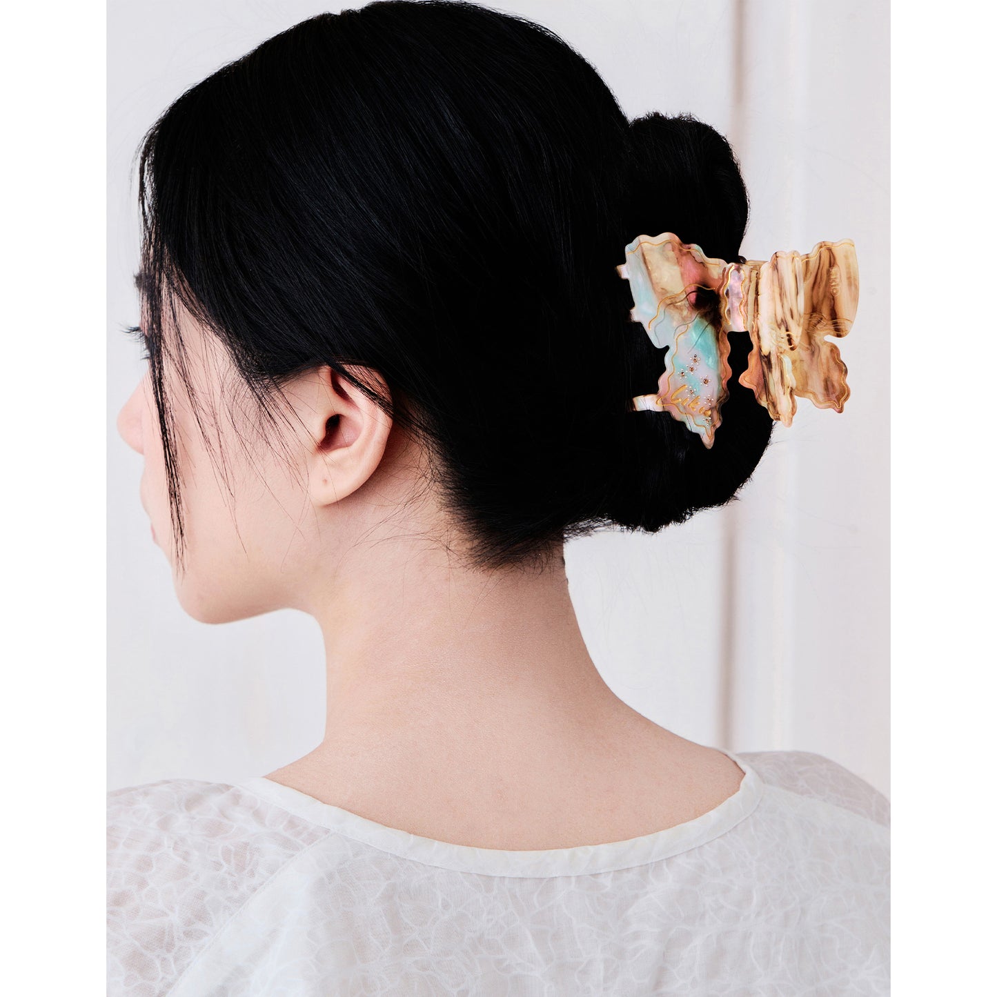 Wavy Carved Bow Hair Claw