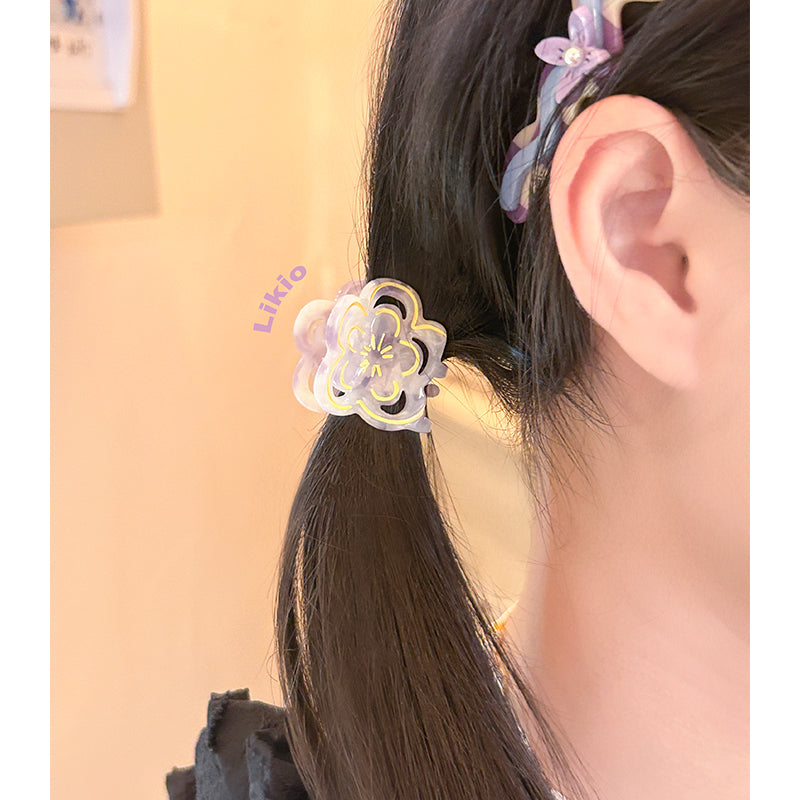 Dancing lines flower clip