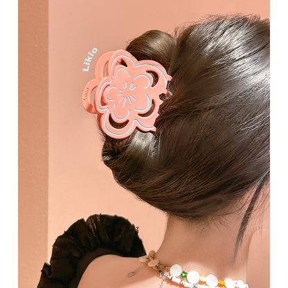 Dancing lines flower clip