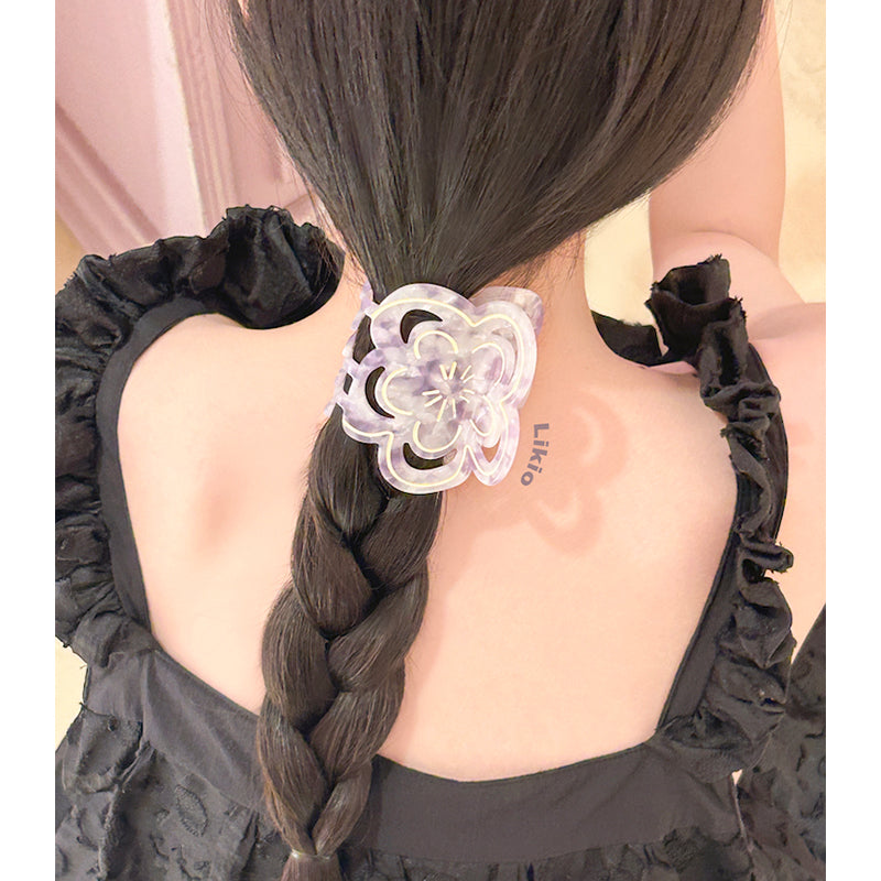 Dancing lines flower clip