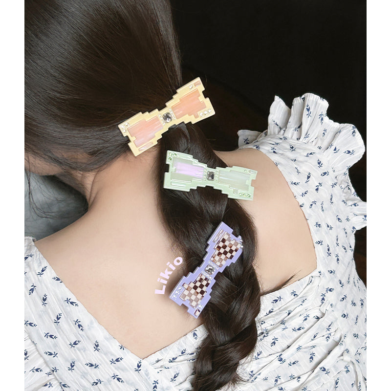 Pixelated diamond bow side clip