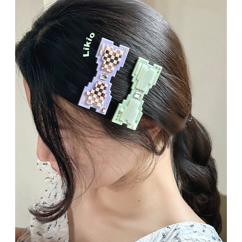 Pixelated diamond bow side clip