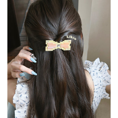 Pixelated diamond bow side clip